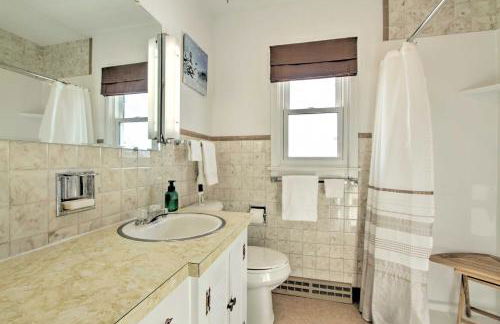 Cozy Postville Retreat with Fireplaces and Yard! - Foto 17