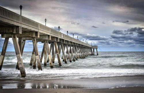 Dog-friendly downtown condo with riverfront balcony - walk to shops & eateries - Foto 31