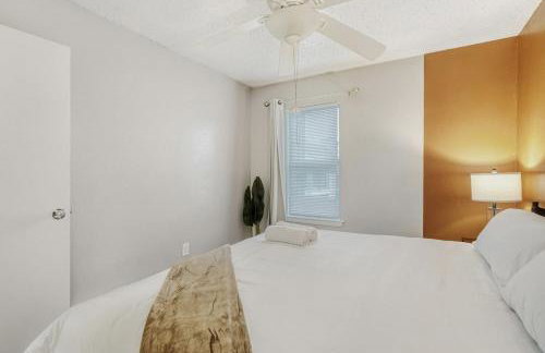 Relaxing King Suite Getaway - Sleeps 4 - Pool, Pkg - Foto 7