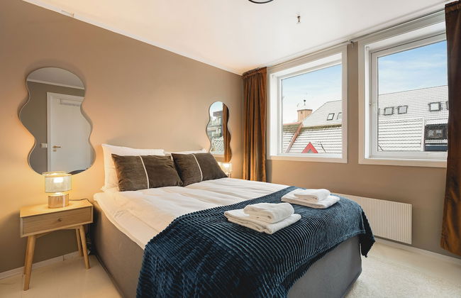 Arctic Homes - Downtown Penthouse - Photo 4