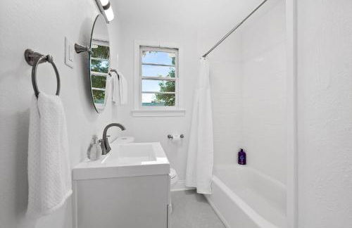 Private Uptown Flat - Walk to Nights of Lights! - Foto 18