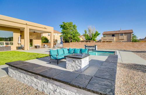 Poolside and Hot Tub Lounging Luxe Rio Rancho Home - Foto 32