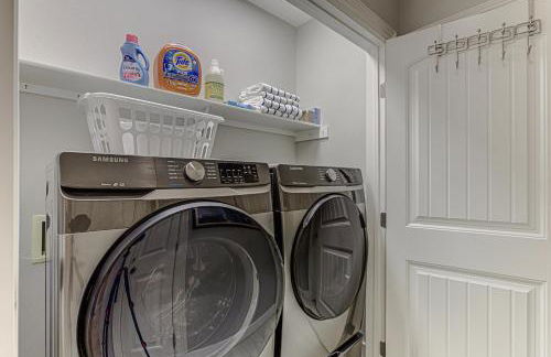 Chic 3BDR for 6 with Pool & Hot Tub Overlooks Marina - Foto 35