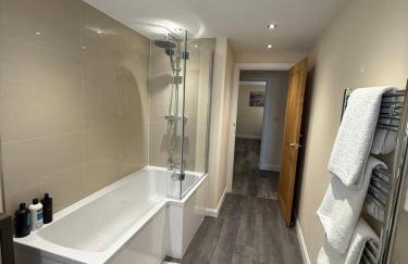 Four Bedroom House With Private Pool - Stunning countryside location with parking close to Chester City Centre - Photo 4