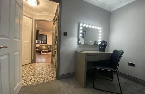 Modern Spacious 1 Bed Apartment with Free Parking in Trendy Inner London Suburb 15 mins walk to Victoria Line Underground then 20 mins to Oxford Street "West End of London" or 10 mins walk to Overground and 10 mins to London Liverpool St "City of London" - Foto 48