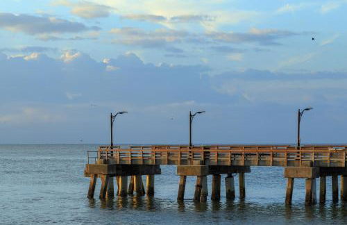 Luxury cottage with pools & multiple decks, 1/2 block to beach - Foto 55