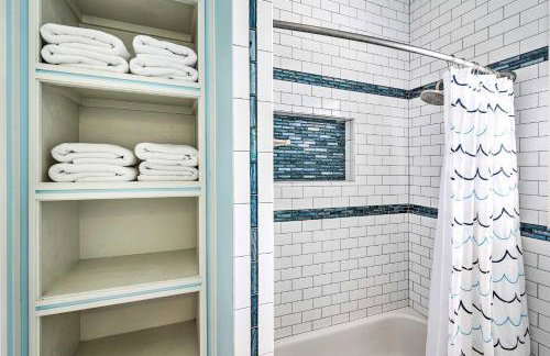 Walk to Beach! Group-Friendly Galveston Hideaway - Foto 24