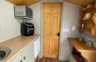 Oakley View Shepherds Hut with hot tub - Photo 15