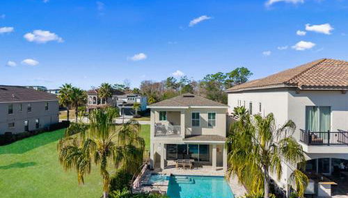 Epic Playhouse Getaway - Castle & Superhero Bunks Theater Private Pool No Rear Neighbors - Foto 2