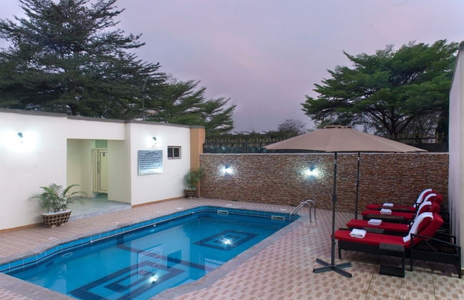 Premiership UK Suites - Photo 21