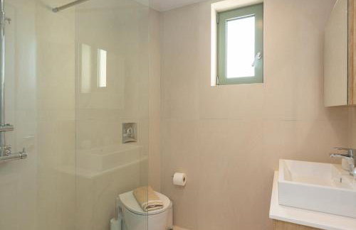 Nature Retreat Green Oasis Villa with Private Pool & Rooftop Hot Tub - Foto 26