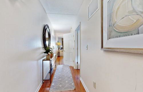 Dog-friendly downtown condo with riverfront balcony - walk to shops & eateries - Foto 12