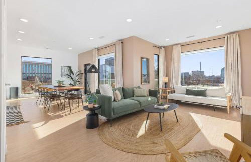 Penthouse Condo on River with Garage and Patio, Walk Downtown - Foto 1