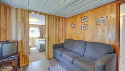 Rustic Cabin with Fire Pit, Steps to Sand Lake! - Foto 4