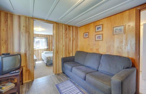 Rustic Cabin with Fire Pit, Steps to Sand Lake! - Foto 4