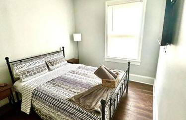 Downtown Charm, 3 Bdr, Near Rest and Bars - Photo 24