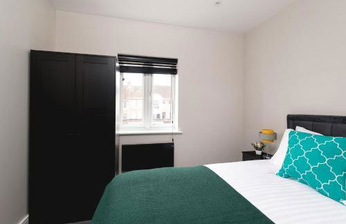Skyvillion - COZY LARGE 4 & 1 Bed Apartments in London Enfield, Mins to Tube Station, Free Wi-Fi - Foto 46