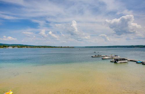 Gorgeous Onekama Condo with Pool and Lake Access! - Foto 30