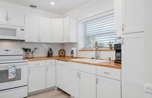 Coastal Vibes! Tropical heated pool home short drive to the beach - Foto 11