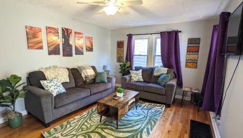 Fenced backyard, deck, pet-friendly home - Photo 4