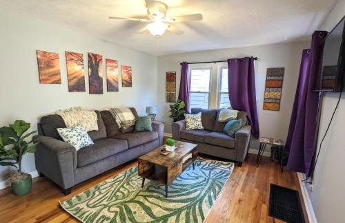 Fenced backyard, deck, pet-friendly home - Photo 4