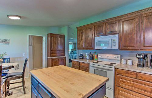 Lakefront Retreat with Pier, Bar Hut and Fireplace! - Foto 9