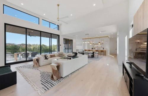 Barton Springs Luxe Heated Pool Spa Sleeps 16 - Photo 4