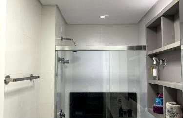 Apartamento moderno com 2 quartos, a 800m da praia Jurerê Internacional - Foto 73