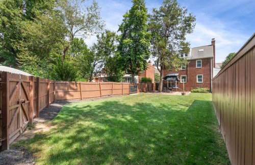 Massive 5BR Historic CozySuites House - Photo 39