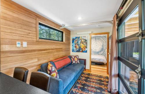 Two Pines - Unique container home w/hot tub - Downtown - Trailer Parking - Pet friendly - Foto 8