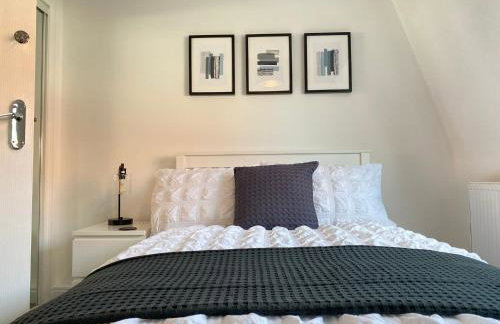 3 bedroom - 2 bathroom Townhouse in Corstorphine Near Murrayfield Stadium - Direct Bus To Edinburgh City Centre in 20 Minutes - Two Private Parking Spaces - Private Sunny Garden - Recently Refurbished - Foto 16