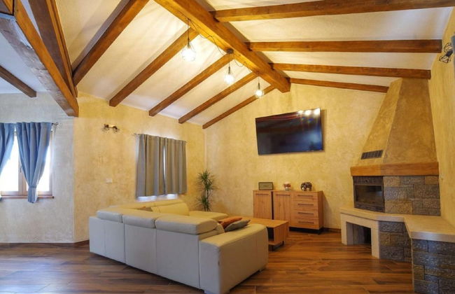 Modern Villa With Swimming Pool and Garden - Photo 11