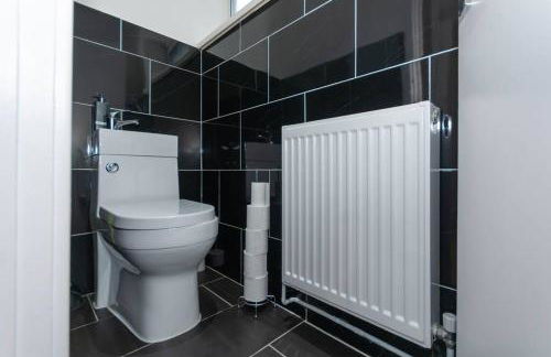 BrumStay UK® 5-Bed House Ideal for Long-Term Stays - Foto 28