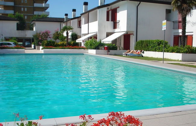 Villa in Front of the Pedestrian Area With Pool - Foto 13