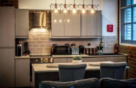 Central Warehouse Apt - Sleeps 8, Pet Friendly - Photo 5