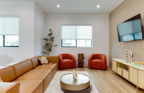 Modern Luxe Retreat Four-Bedroom - Photo 12