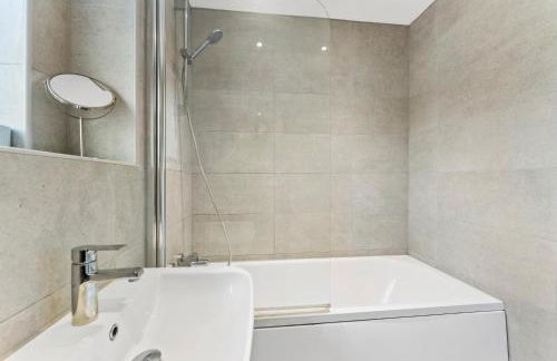 Winter Sale! Modern 2 Bed Flat in Warwick -Parking - Foto 27