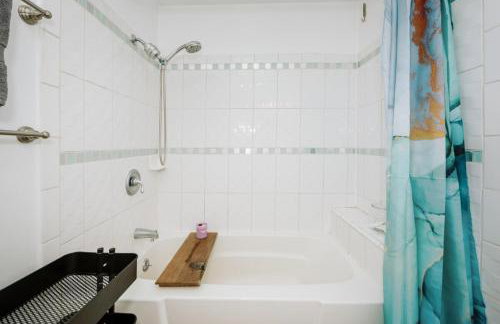 Serene Silver Lake 1 bedroom 1 bathroom Back house With Private Backyard - Photo 55