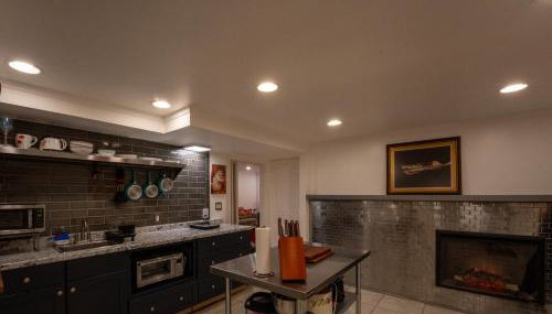 Spacious furnished in-law apartment with private deck and patio close to Light Rail - Foto 5