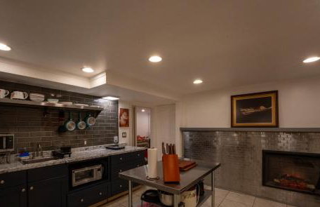 Spacious furnished in-law apartment with private deck and patio close to Light Rail - Foto 5