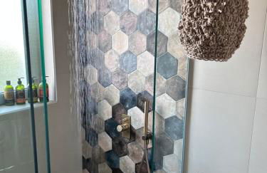 L A Boutique Suites with Private Hot Tub - Photo 77