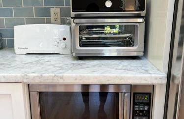 Gorgeous 3-bdrm home, walk to town and beach - Photo 28