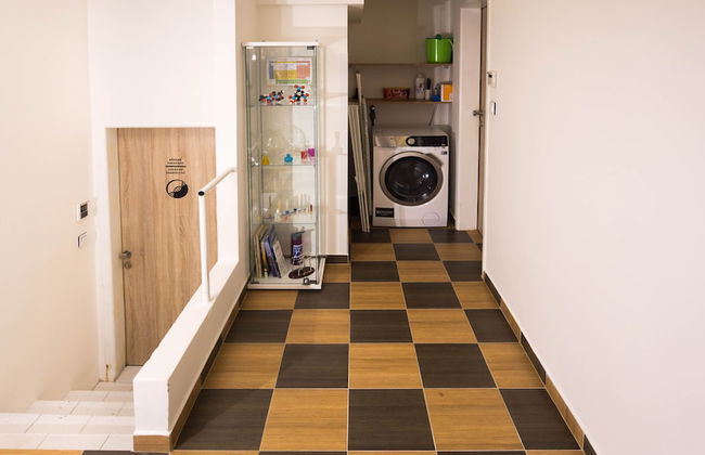 School Apartment by metro stop Vyšehrad - Foto 28