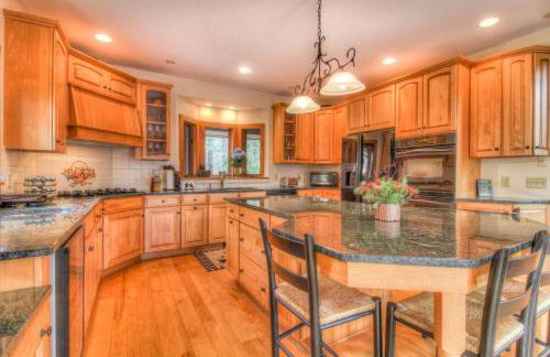 Most Luxury 7000 Sq ft Log Estate with Pool Hot Tub Sauna - Foto 52