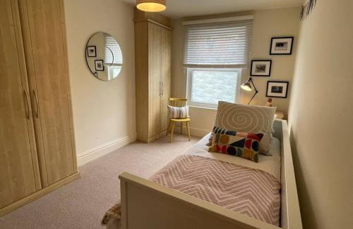 Beautiful 2 bedroom apartment with estuary views - Photo 7