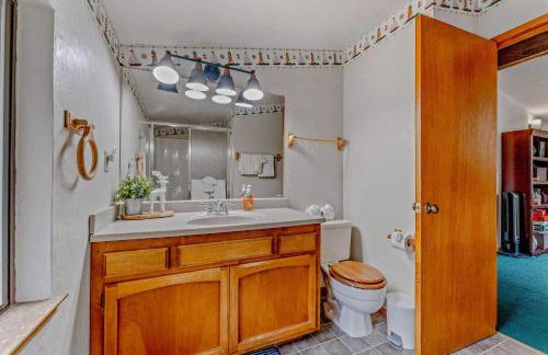 Near Northstar Wooded Retreat with Deck & Loft - Foto 26