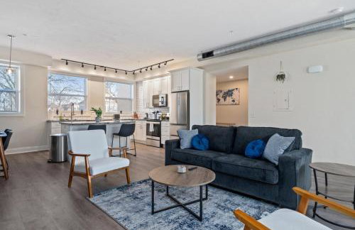 Upscale King Bed Suite with Full Workspace and Free Parking - Foto 8