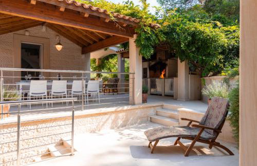 VILLA PHILIPPA - luxurious five-room villa - idyllic location - first row to the sea - spectacular view of the sea bay - unforgettable sunsets - 15 minutes from Supetar ferry port - free parking - private heated pool - Foto 43