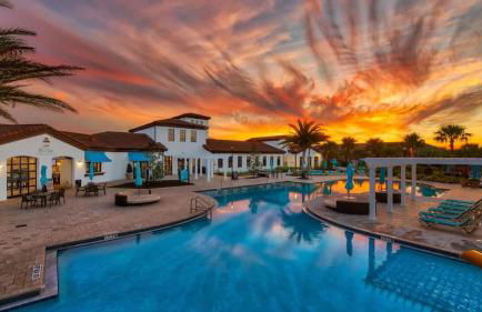 Large Themed Pool Home at Windsor at Westside - Photo 7