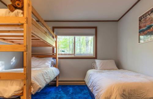 Retro Retreat Charming Home with Hot Tub & Fire Pit - Foto 7